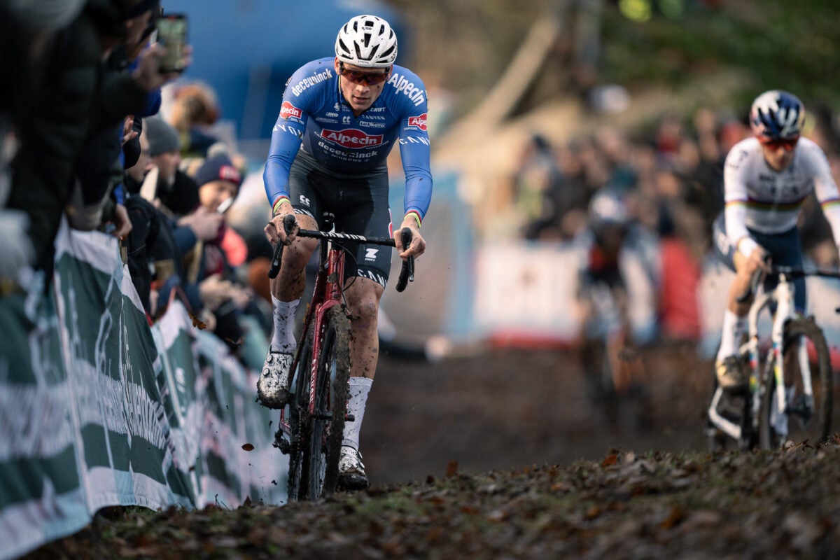 World Cup Gavere: Mathieu van der Poel blows away in cozy battle between "big three"